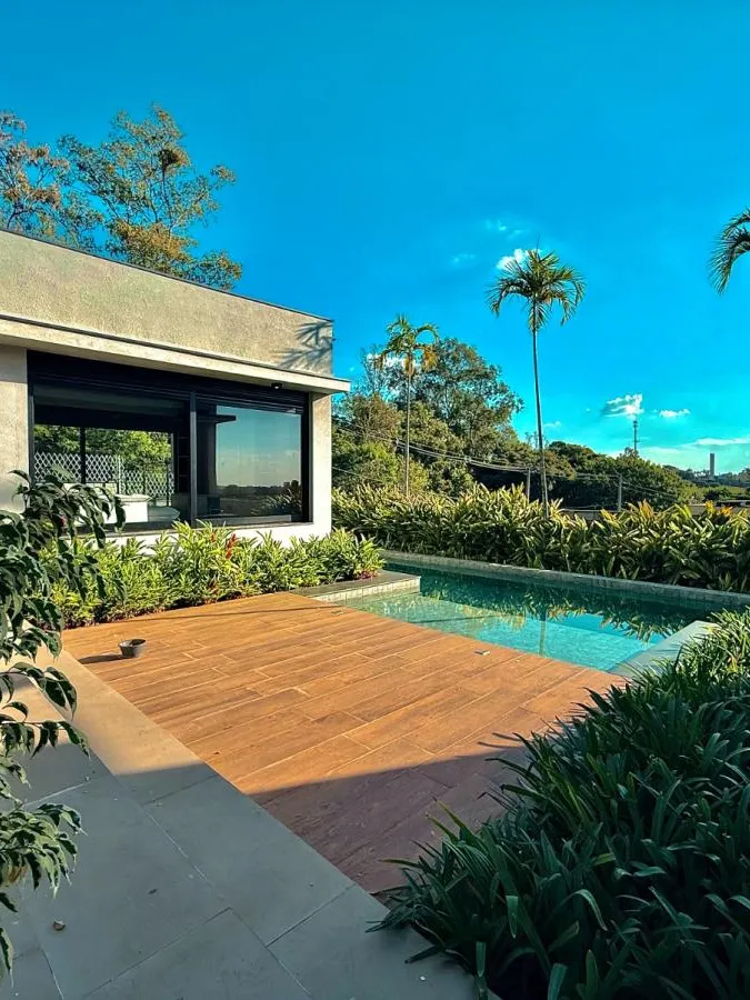 Casa Térrea à Venda com 5 suítes sendo 1 master, sala de tv e área gourmet com piscina, 460m² de área construída em um terreno de 1000m² no Condomínio Saint Patrick em Sorocaba/SP