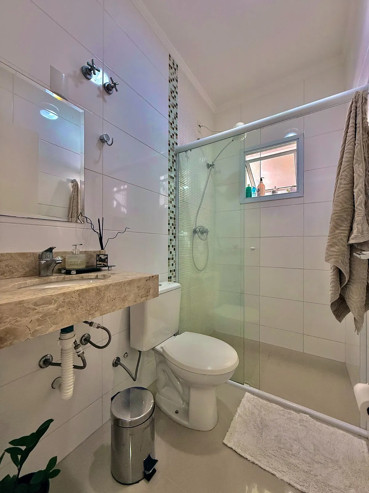 Sobrado à Venda Mobiliado com 3 dormitórios sendo 1 suíte master e área gourmet, 130m² em um terreno de 175m² no Condomínio Golden Park Residence 2 em Sorocaba/SP