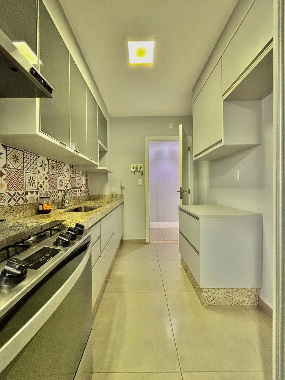 Apartamento à Venda com 3 dormitórios sendo 1 suíte, área social integrada e móveis planejados, 80m² no Condomínio Nature Residencial Clube
