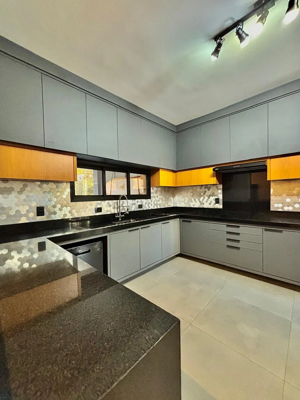 Casa Térrea Mobiliada à Venda com 3 amplos dormitórios sendo 1 suíte e área gourmet com churrasqueira, 137m² em um terreno de 200m² no Condomínio Reserva Ipanema em Sorocaba/SP