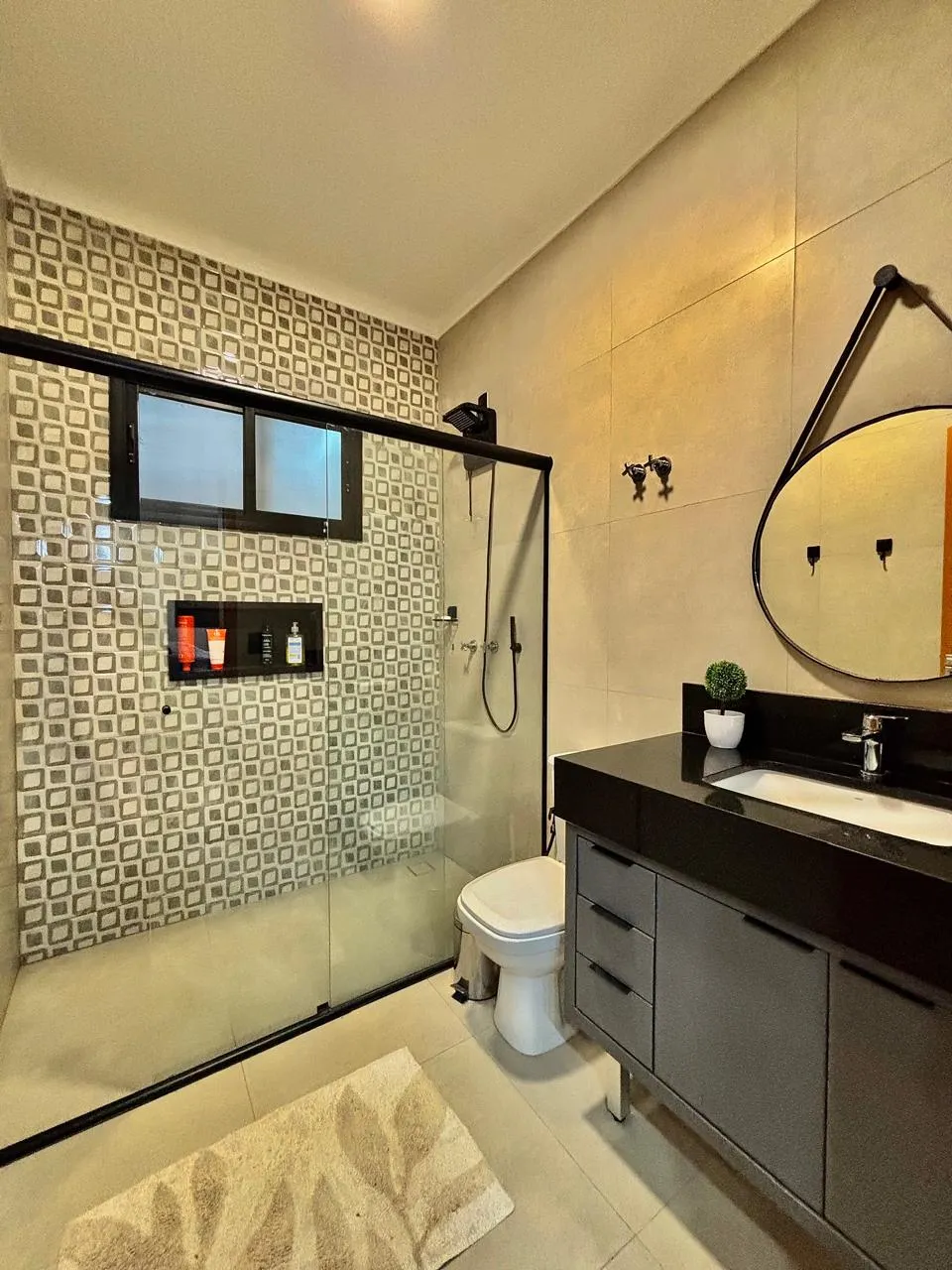 Casa Térrea Mobiliada à Venda com 3 amplos dormitórios sendo 1 suíte e área gourmet com churrasqueira, 137m² em um terreno de 200m² no Condomínio Reserva Ipanema em Sorocaba/SP