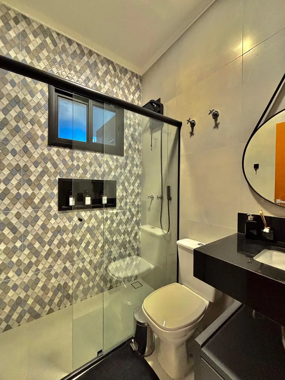 Casa Térrea Mobiliada à Venda com 3 amplos dormitórios sendo 1 suíte e área gourmet com churrasqueira, 137m² em um terreno de 200m² no Condomínio Reserva Ipanema em Sorocaba/SP