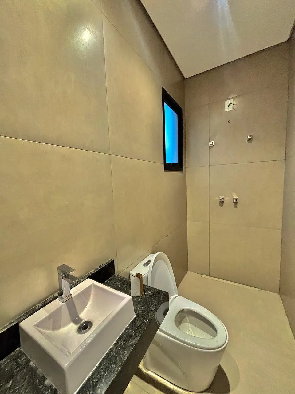 Casa Térrea Moderna à Venda com 3 dormitórios sendo 1 suíte e amplo gourmet com churrasqueira, 115m² em um terreno de 155m² no Condomínio Horto Florestal Villagio em Sorocaba/SP