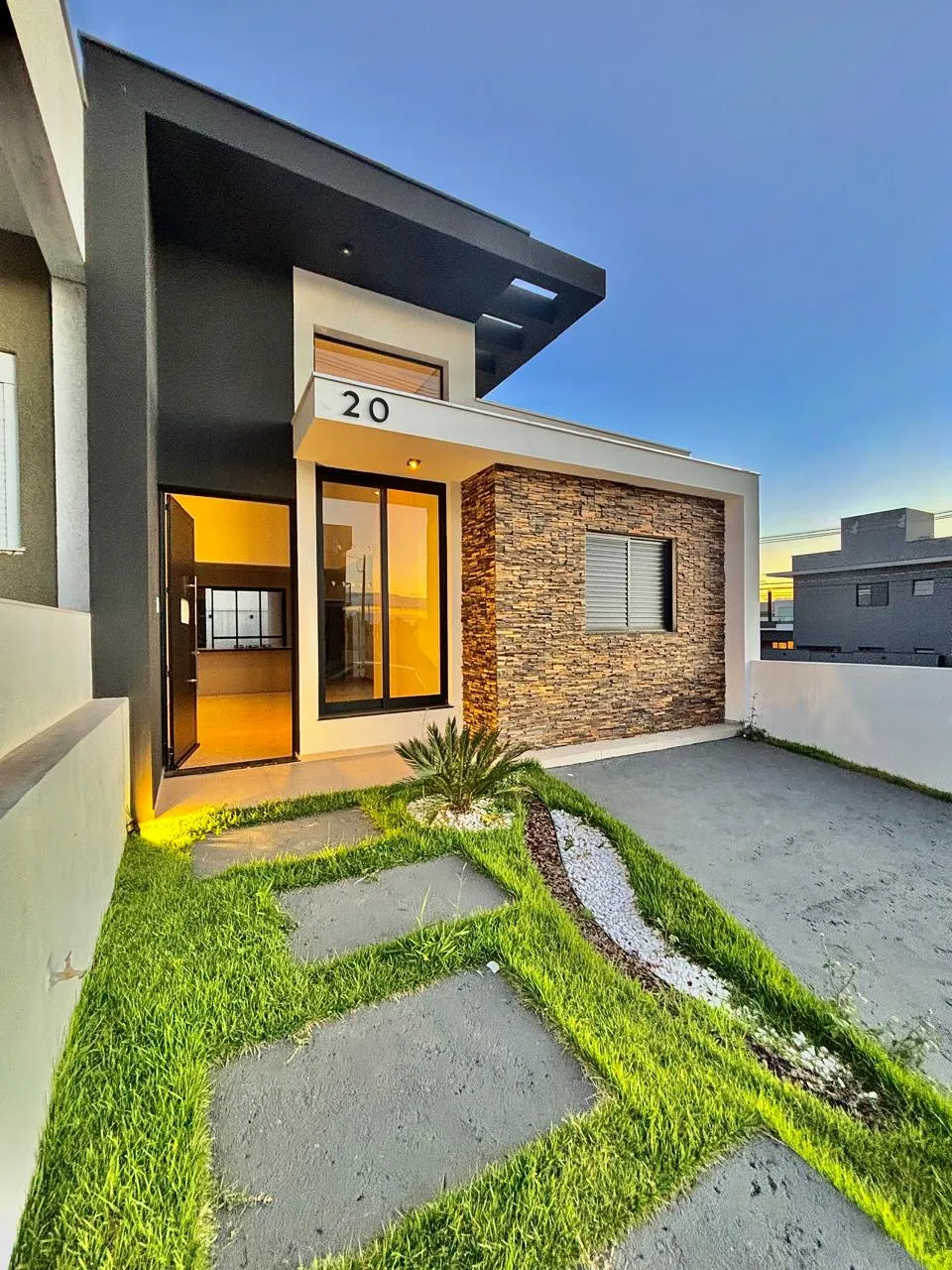 Casa Térrea Moderna à Venda com 3 dormitórios sendo 1 suíte e amplo gourmet com churrasqueira, 115m² em um terreno de 155m² no Condomínio Horto Florestal Villagio em Sorocaba/SP