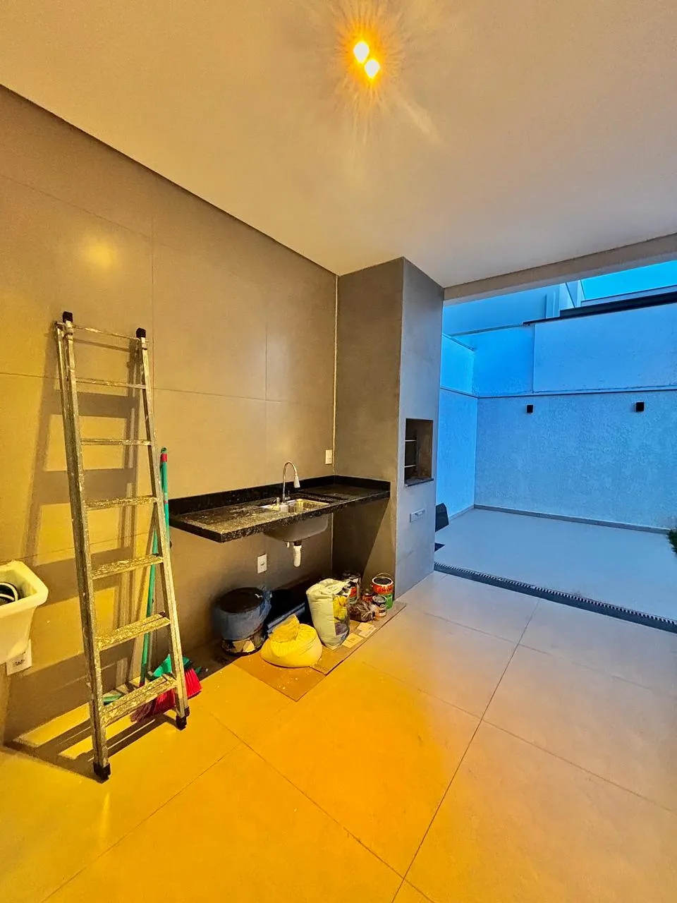 Casa Térrea Moderna à Venda com 3 dormitórios sendo 1 suíte e amplo gourmet com churrasqueira, 115m² em um terreno de 155m² no Condomínio Horto Florestal Villagio em Sorocaba/SP