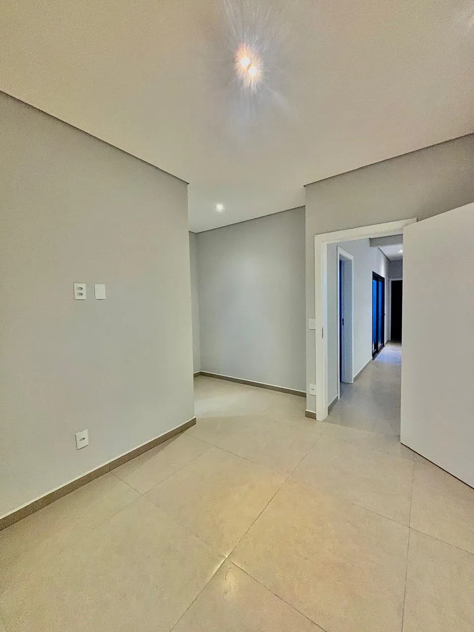 Casa Térrea Moderna à Venda com 3 dormitórios sendo 1 suíte e amplo gourmet com churrasqueira, 115m² em um terreno de 155m² no Condomínio Horto Florestal Villagio em Sorocaba/SP