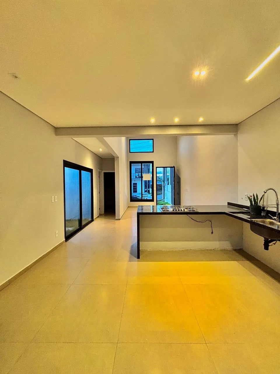 Casa Térrea Moderna à Venda com 3 dormitórios sendo 1 suíte e amplo gourmet com churrasqueira, 115m² em um terreno de 155m² no Condomínio Horto Florestal Villagio em Sorocaba/SP