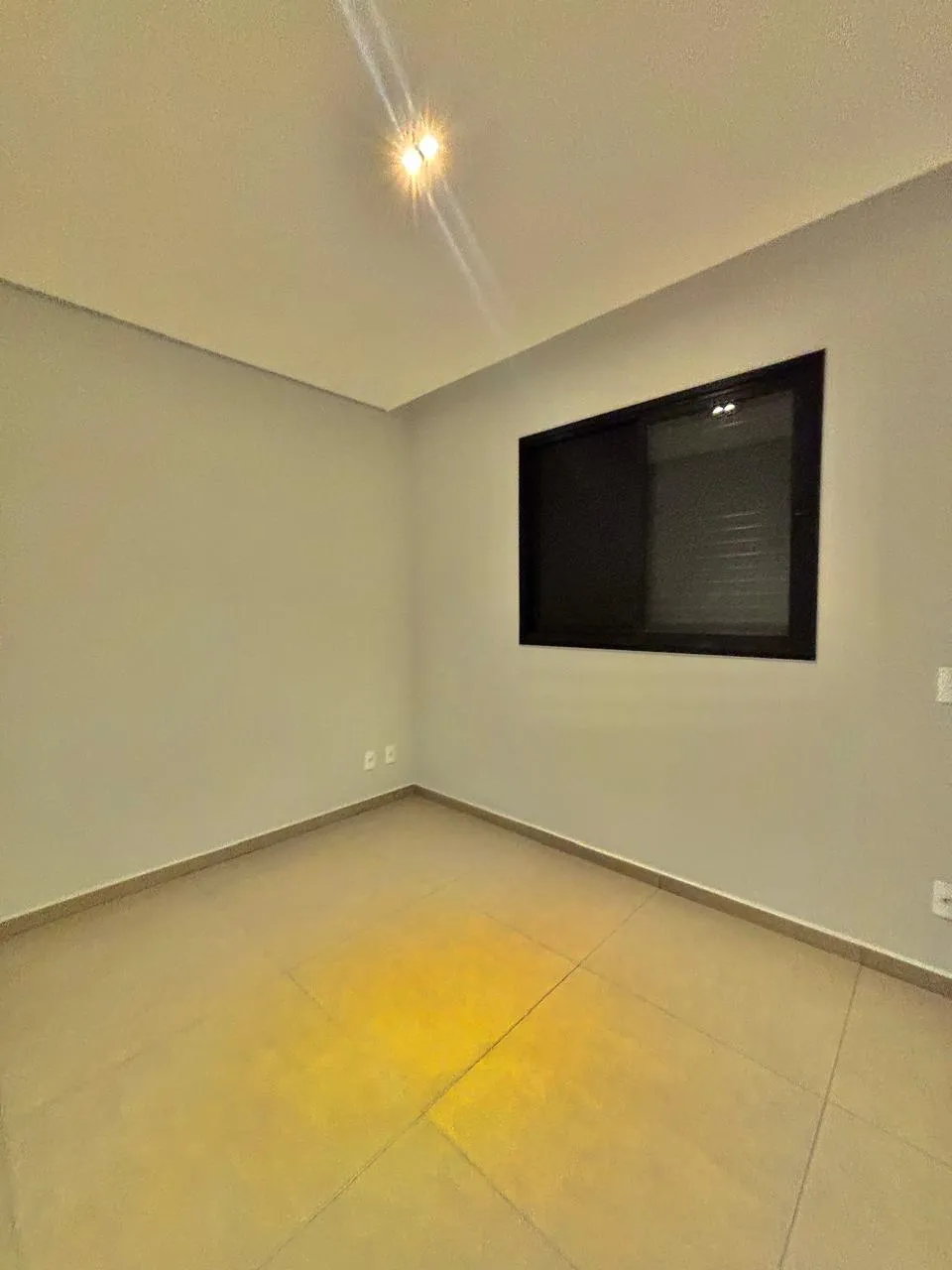 Casa Térrea Moderna à Venda com 3 dormitórios sendo 1 suíte e amplo gourmet com churrasqueira, 115m² em um terreno de 155m² no Condomínio Horto Florestal Villagio em Sorocaba/SP