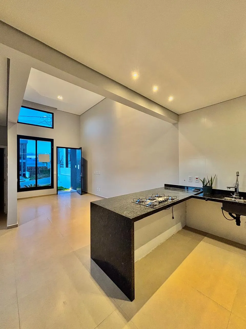 Casa Térrea Moderna à Venda com 3 dormitórios sendo 1 suíte e amplo gourmet com churrasqueira, 115m² em um terreno de 155m² no Condomínio Horto Florestal Villagio em Sorocaba/SP