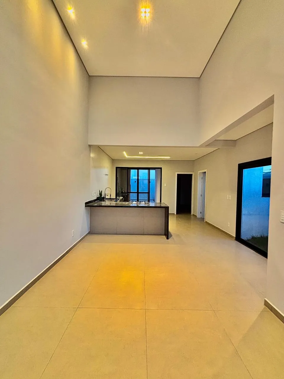 Casa Térrea Moderna à Venda com 3 dormitórios sendo 1 suíte e amplo gourmet com churrasqueira, 115m² em um terreno de 155m² no Condomínio Horto Florestal Villagio em Sorocaba/SP