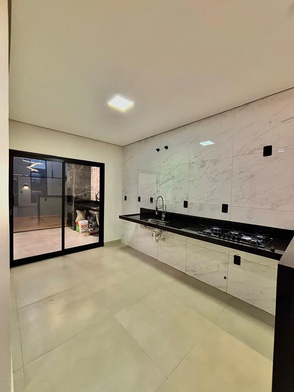 Casa Térrea à Venda com 3 dormitórios sendo 1 suíte e área gourmet com piscina, 115m² em um terreno de 151m² no Condomínio Horto Florestal Villagio em Sorocaba/SP