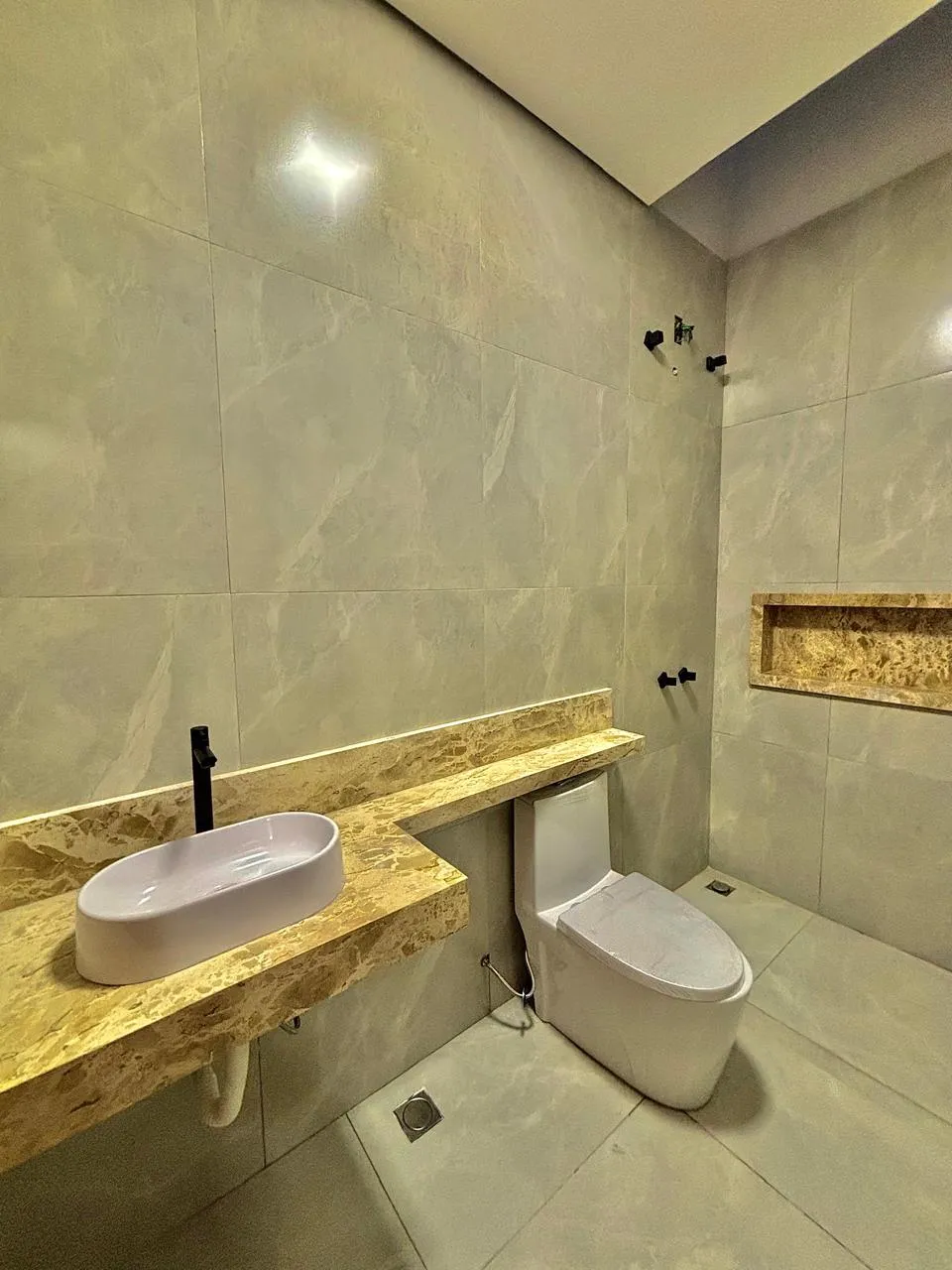 Casa Térrea à Venda com 3 dormitórios sendo 1 suíte e área gourmet com piscina, 115m² em um terreno de 151m² no Condomínio Horto Florestal Villagio em Sorocaba/SP