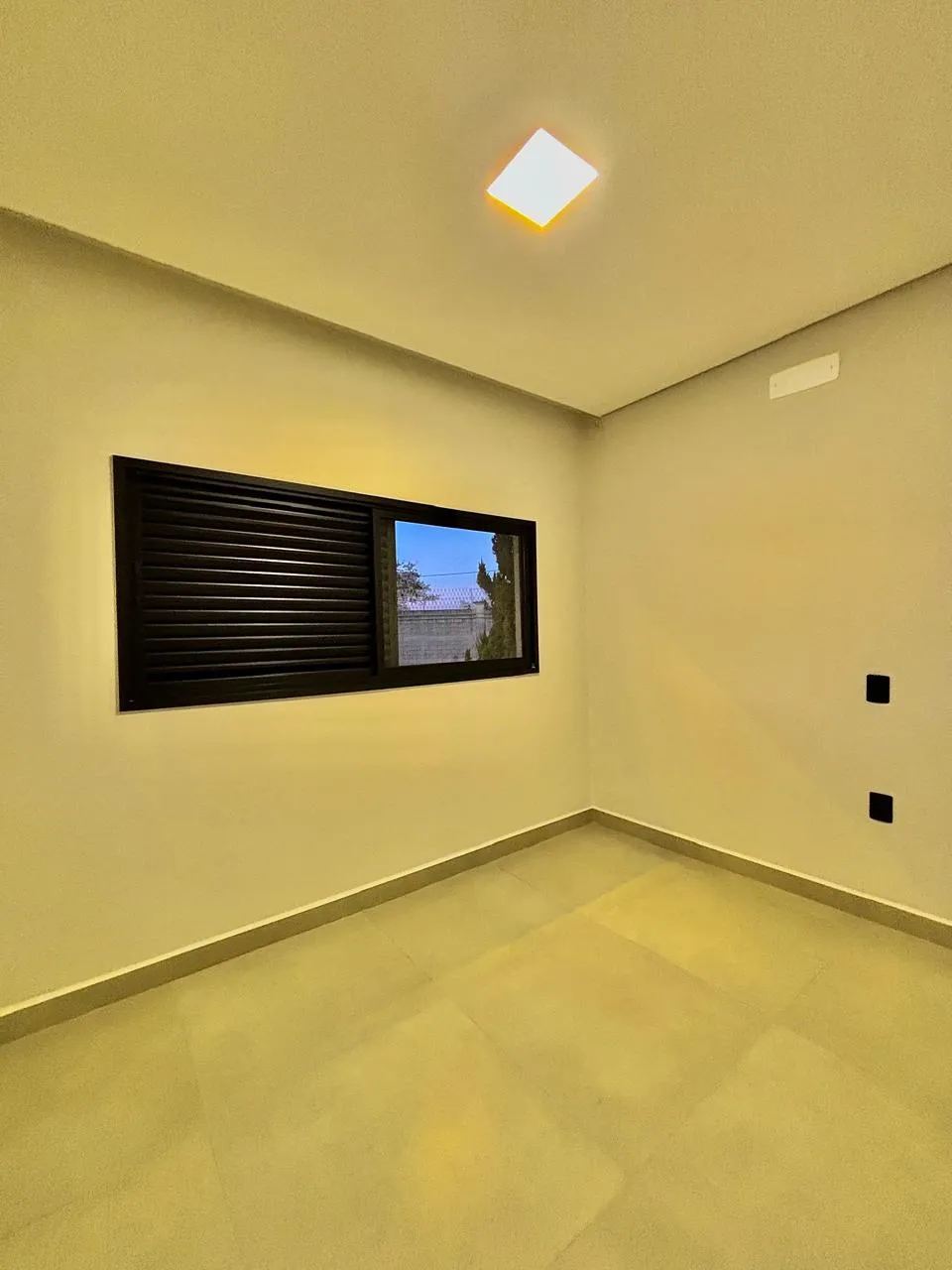 Casa Térrea à Venda com 3 dormitórios sendo 1 suíte e área gourmet com piscina, 115m² em um terreno de 151m² no Condomínio Horto Florestal Villagio em Sorocaba/SP