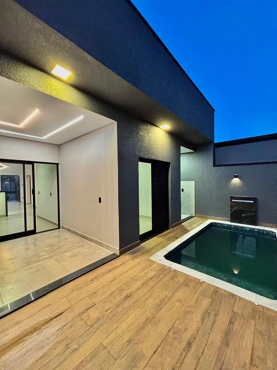 Casa Térrea à Venda com 3 dormitórios sendo 1 suíte e área gourmet com piscina, 115m² em um terreno de 151m² no Condomínio Horto Florestal Villagio em Sorocaba/SP