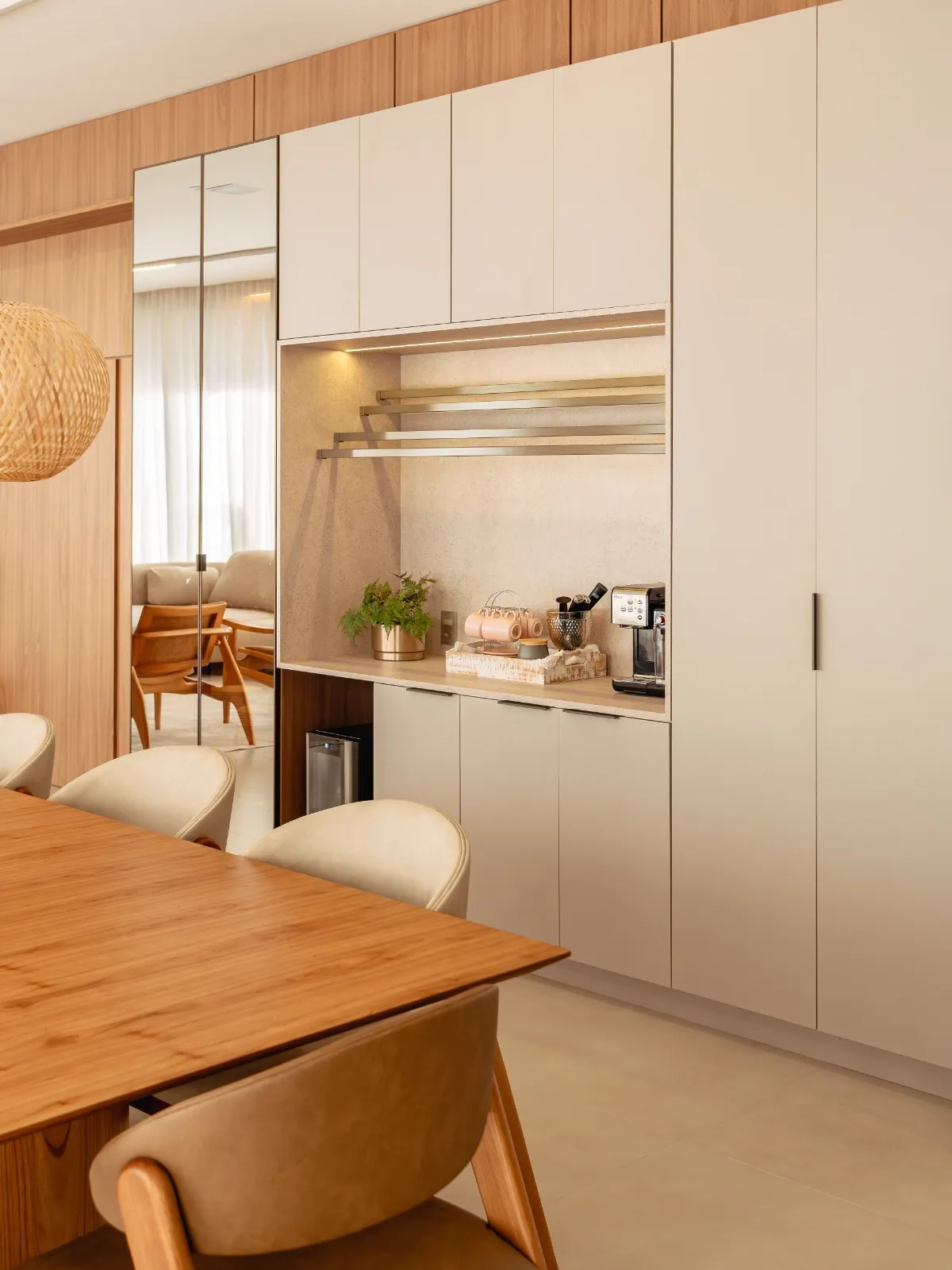 Casa de Alto Padrão à Venda com 3 ampla suítes sendo 1 master, área gourmet com piscina, 375m² em um terreno de 1000m² no Condomínio Fazenda Jequitibá em Sorocaba/SP