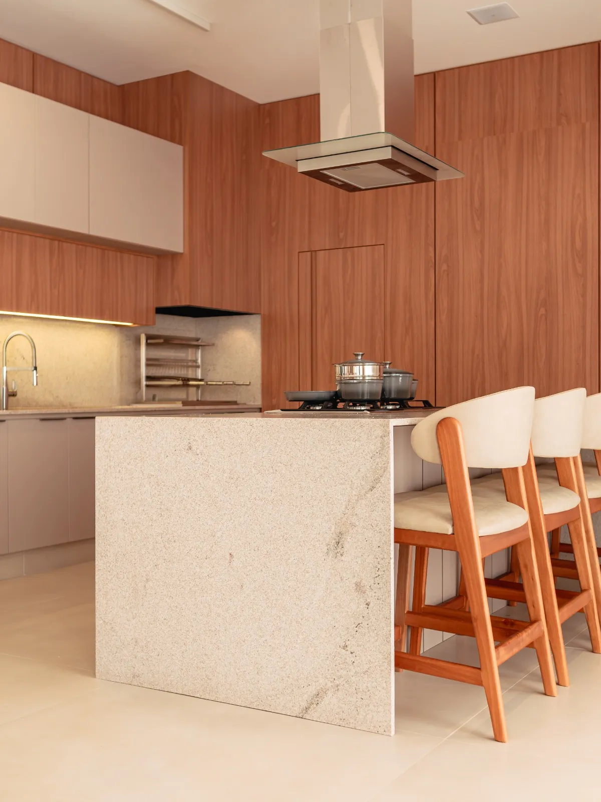 Casa de Alto Padrão à Venda com 3 ampla suítes sendo 1 master, área gourmet com piscina, 375m² em um terreno de 1000m² no Condomínio Fazenda Jequitibá em Sorocaba/SP