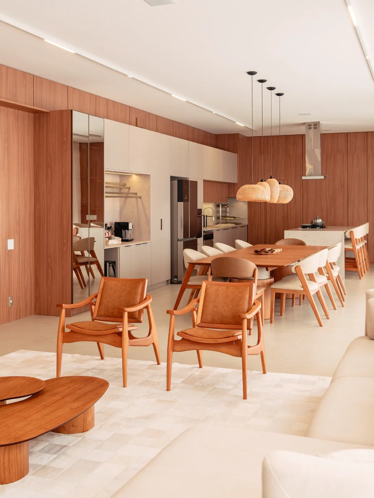 Casa de Alto Padrão à Venda com 3 ampla suítes sendo 1 master, área gourmet com piscina, 375m² em um terreno de 1000m² no Condomínio Fazenda Jequitibá em Sorocaba/SP