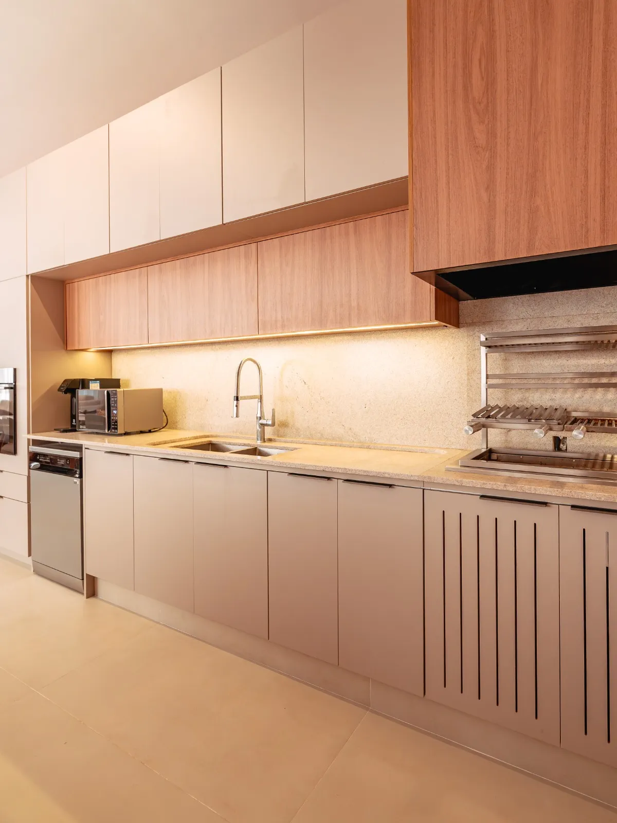 Casa de Alto Padrão à Venda com 3 ampla suítes sendo 1 master, área gourmet com piscina, 375m² em um terreno de 1000m² no Condomínio Fazenda Jequitibá em Sorocaba/SP