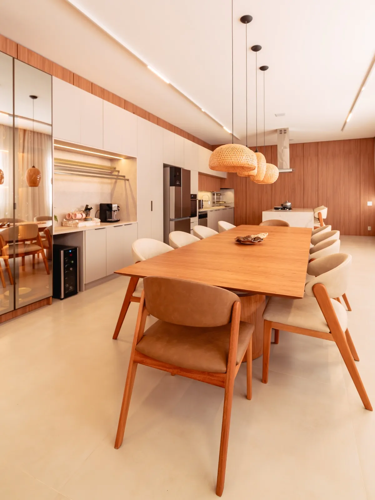 Casa de Alto Padrão à Venda com 3 ampla suítes sendo 1 master, área gourmet com piscina, 375m² em um terreno de 1000m² no Condomínio Fazenda Jequitibá em Sorocaba/SP