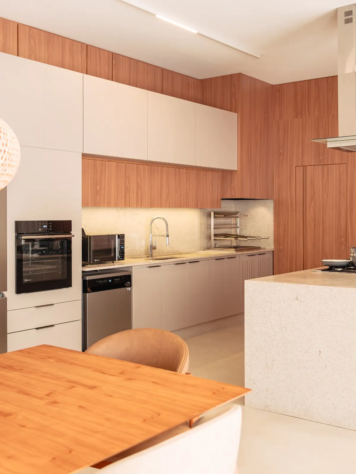 Casa de Alto Padrão à Venda com 3 ampla suítes sendo 1 master, área gourmet com piscina, 375m² em um terreno de 1000m² no Condomínio Fazenda Jequitibá em Sorocaba/SP