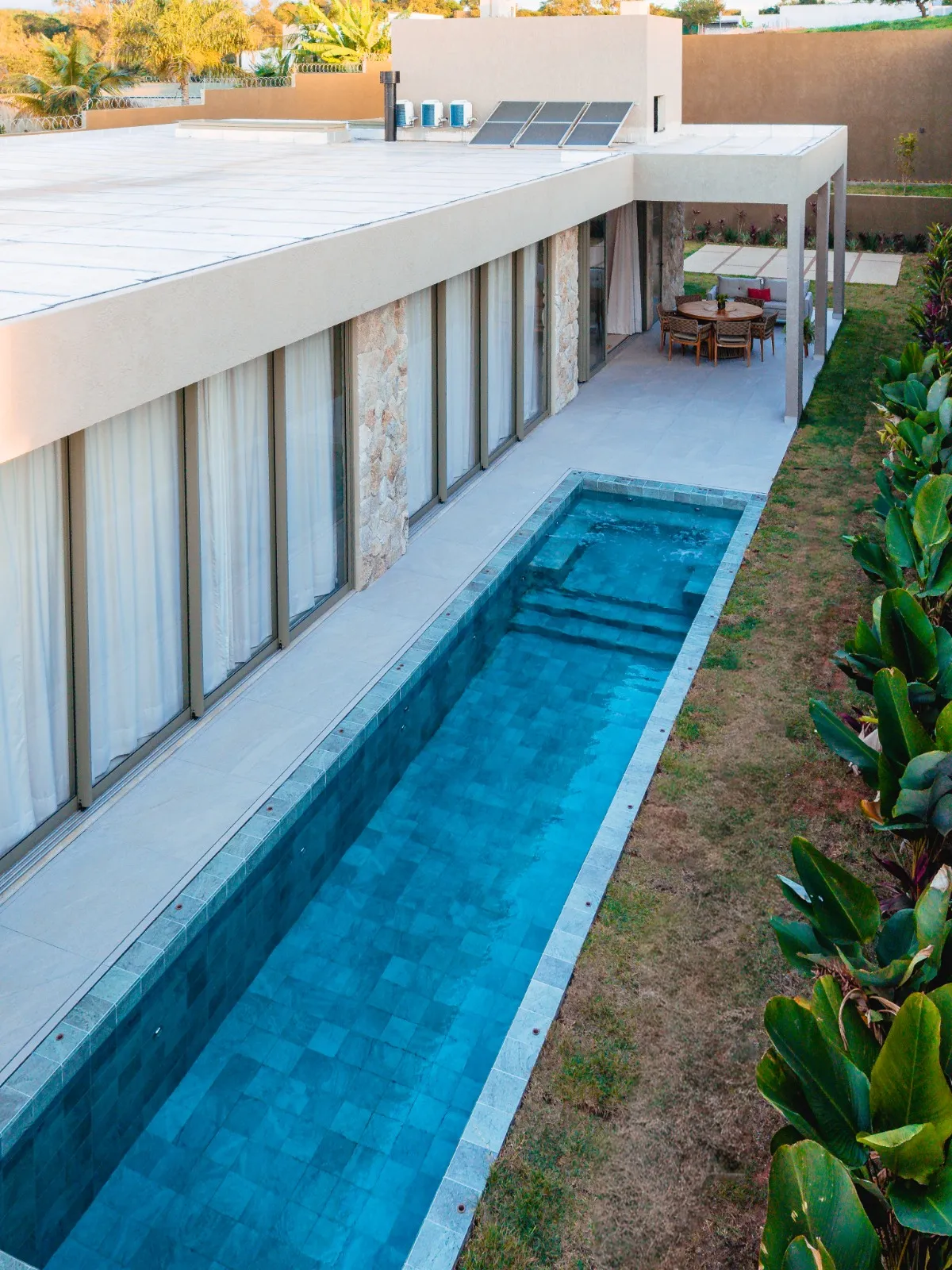 Casa de Alto Padrão à Venda com 3 ampla suítes sendo 1 master, área gourmet com piscina, 375m² em um terreno de 1000m² no Condomínio Fazenda Jequitibá em Sorocaba/SP