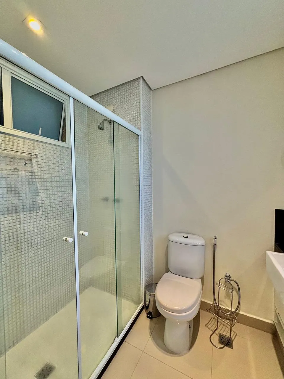 Apartamento Mobiliado para Locação com 3 suítes e ampla área social com varanda gourmet, 136m² no Condomínio Edifício Montanhan em Sorocaba/SP