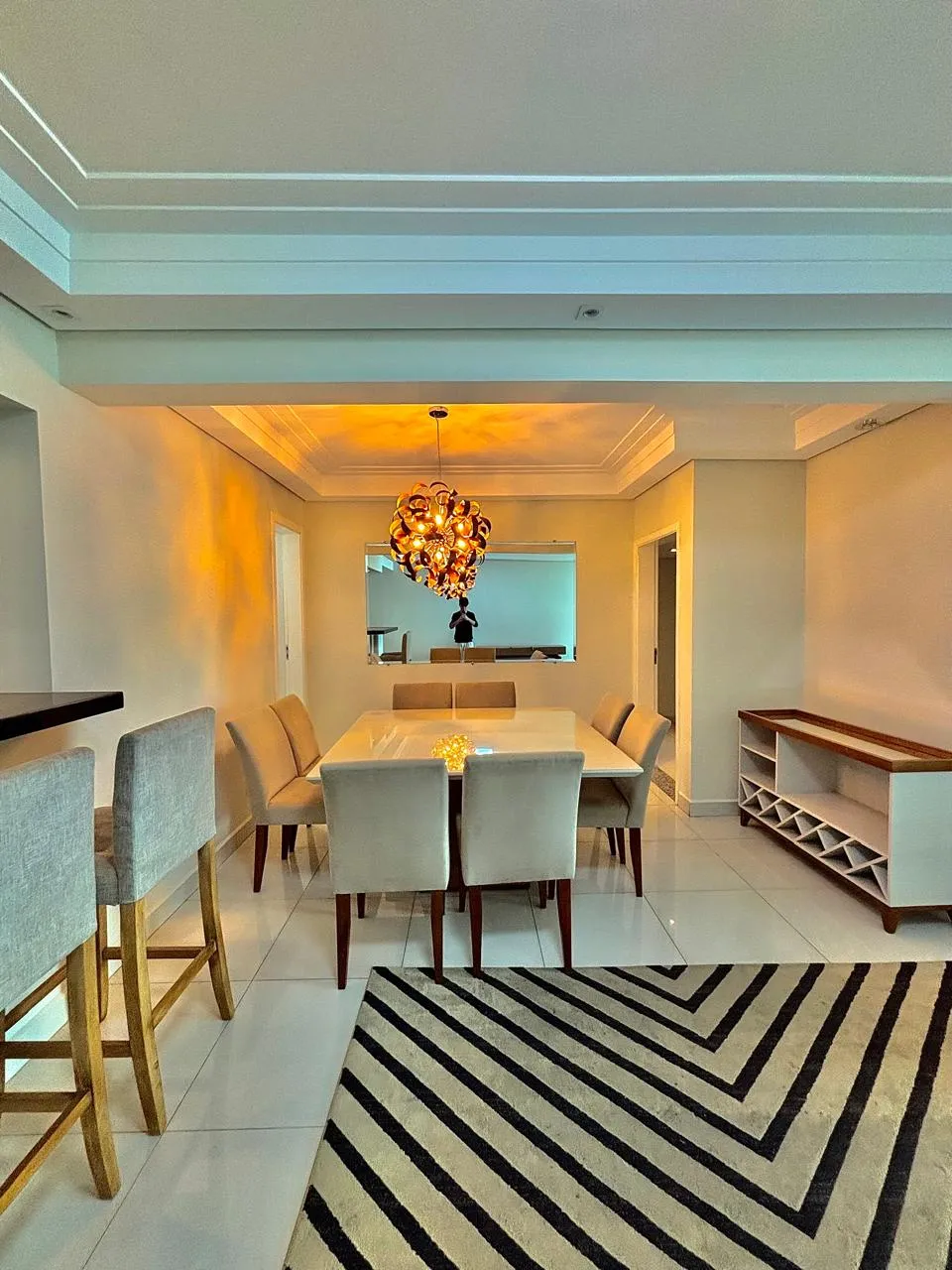 Apartamento Mobiliado para Locação com 3 suítes e ampla área social com varanda gourmet, 136m² no Condomínio Edifício Montanhan em Sorocaba/SP