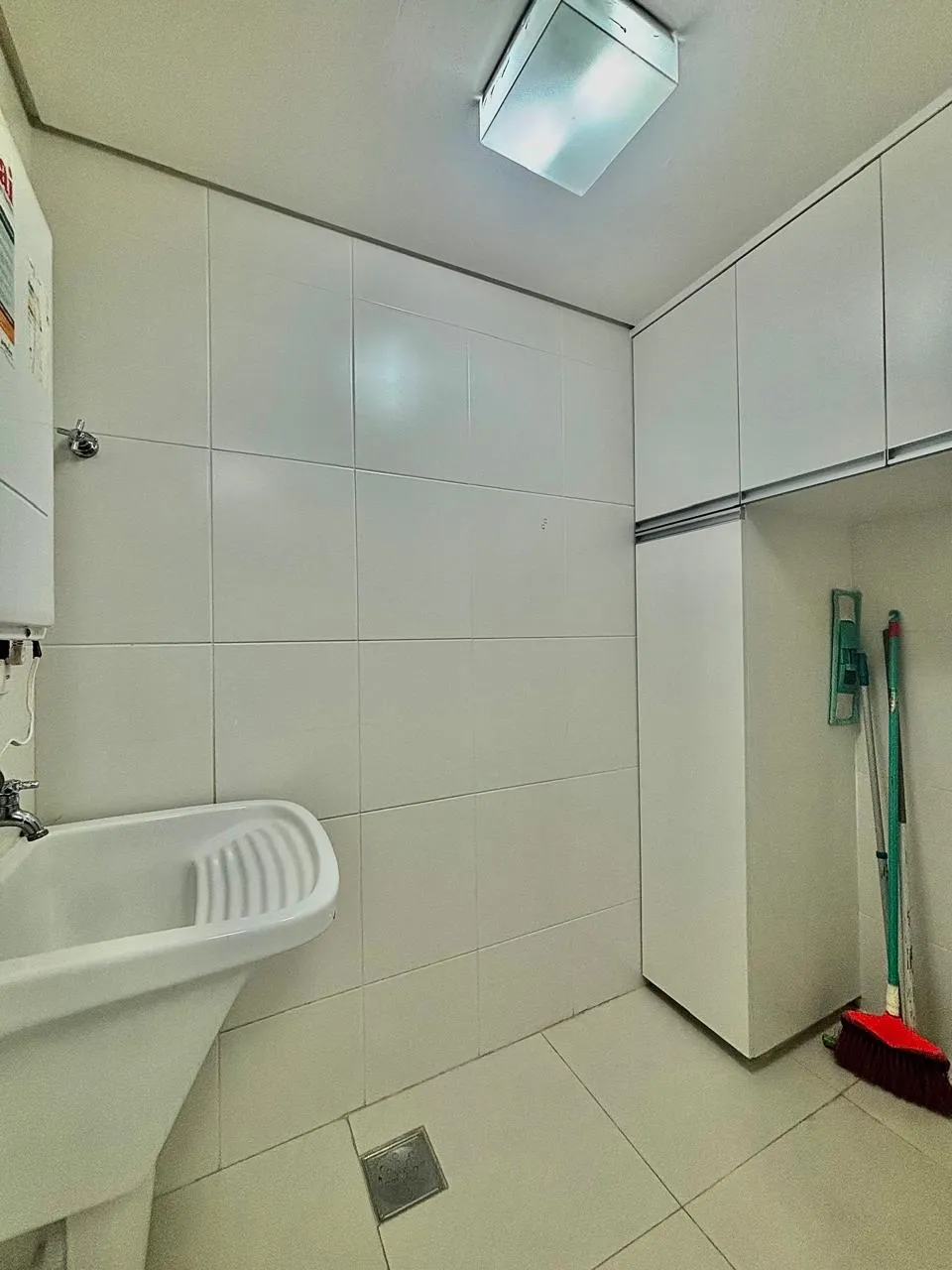 Apartamento Mobiliado para Locação com 3 suítes e ampla área social com varanda gourmet, 136m² no Condomínio Edifício Montanhan em Sorocaba/SP