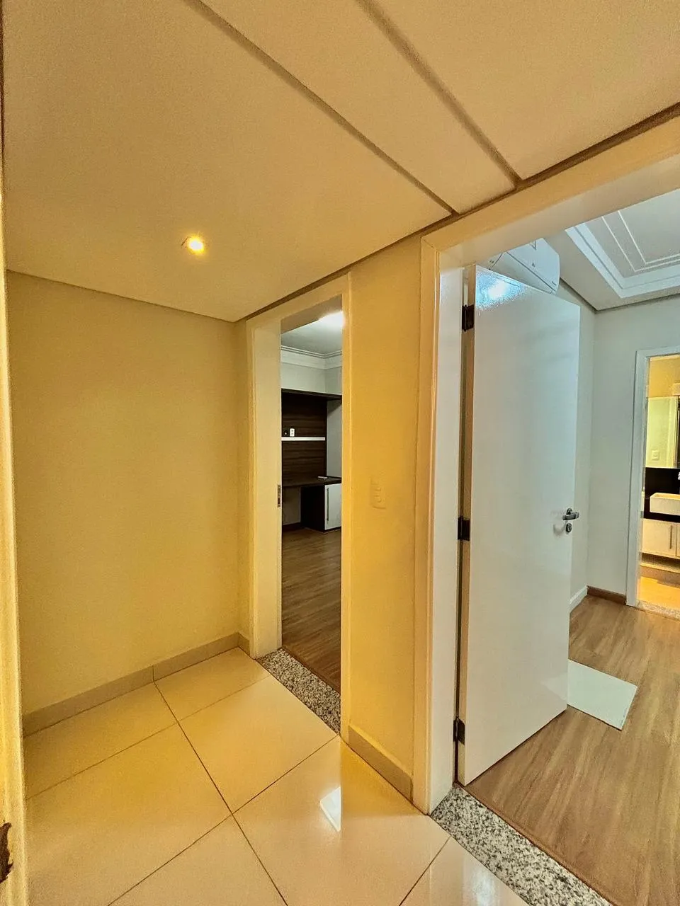 Apartamento Mobiliado para Locação com 3 suítes e ampla área social com varanda gourmet, 136m² no Condomínio Edifício Montanhan em Sorocaba/SP