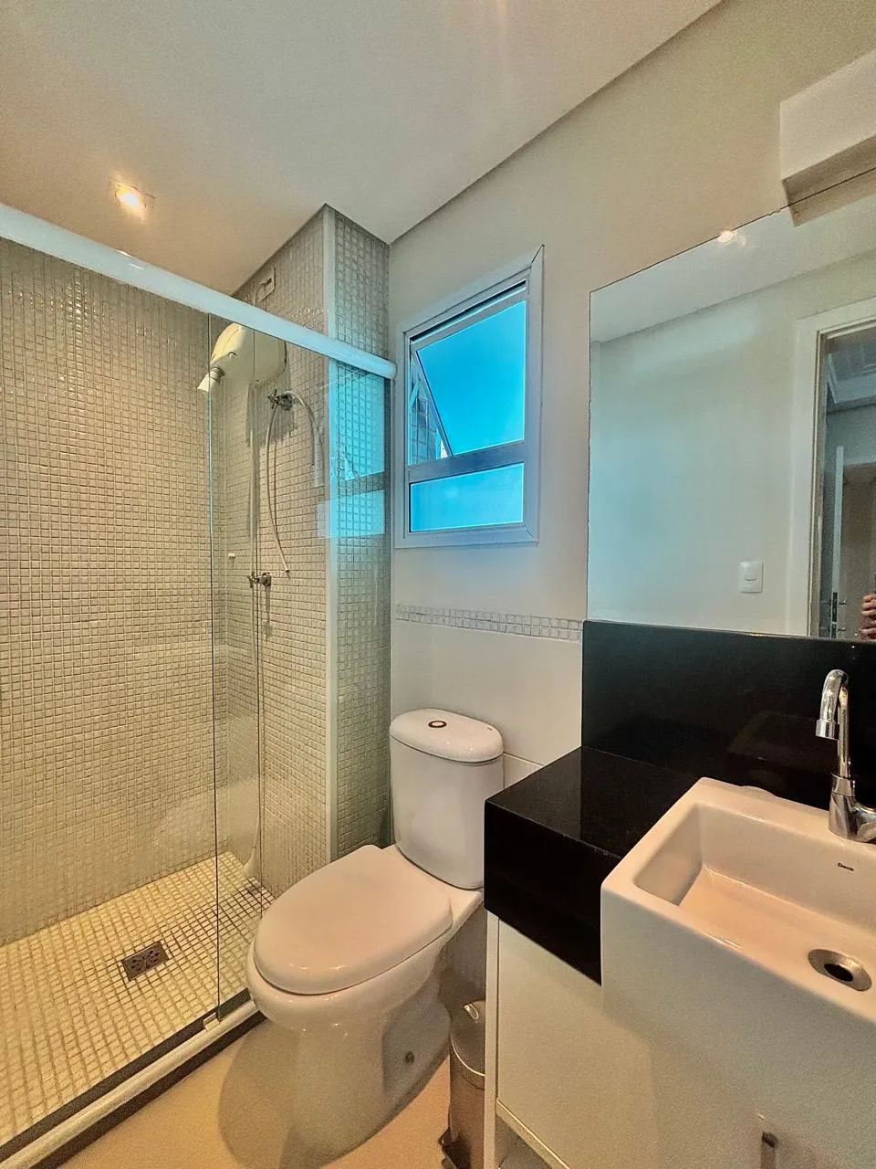 Apartamento Mobiliado para Locação com 3 suítes e ampla área social com varanda gourmet, 136m² no Condomínio Edifício Montanhan em Sorocaba/SP