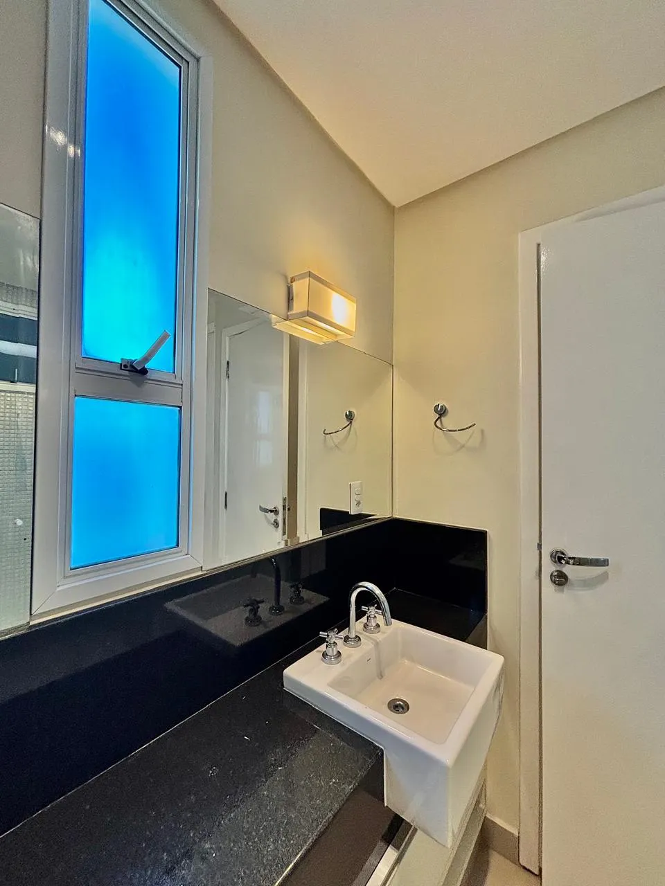 Apartamento Mobiliado para Locação com 3 suítes e ampla área social com varanda gourmet, 136m² no Condomínio Edifício Montanhan em Sorocaba/SP