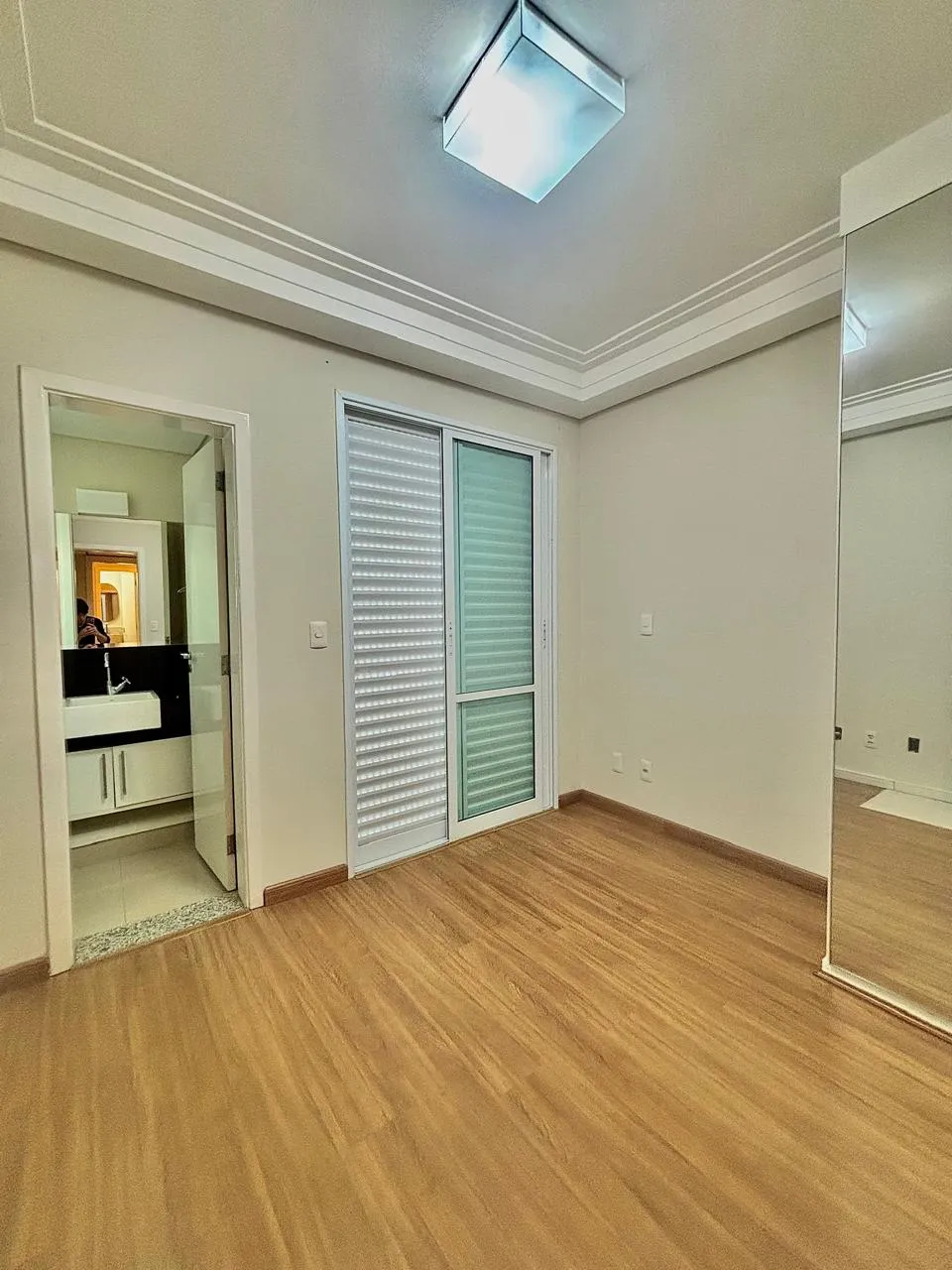 Apartamento Mobiliado para Locação com 3 suítes e ampla área social com varanda gourmet, 136m² no Condomínio Edifício Montanhan em Sorocaba/SP