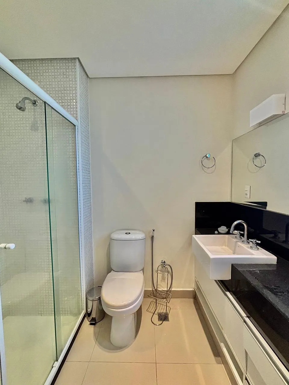 Apartamento Mobiliado para Locação com 3 suítes e ampla área social com varanda gourmet, 136m² no Condomínio Edifício Montanhan em Sorocaba/SP