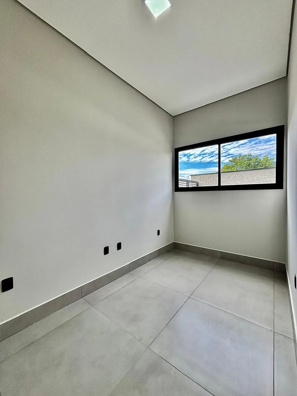 Casa Mobiliada à Venda com 3 suítes, escritório e área gourmet com piscina, 239m² em um terreno de 450m² no Alphaville Nova Esplanada 4 em Votorantim/SP