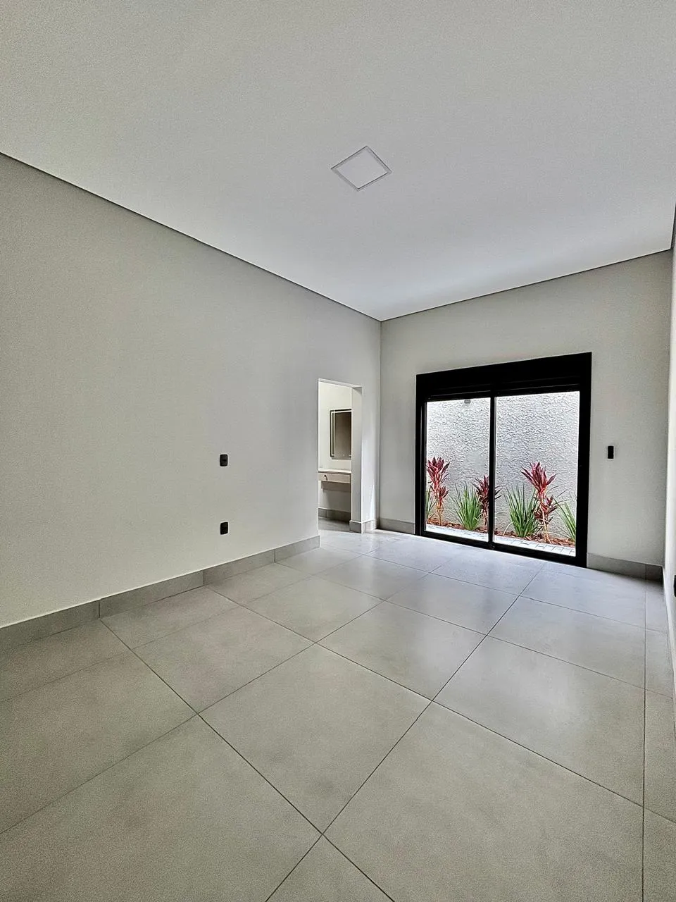 Casa Mobiliada à Venda com 3 suítes, escritório e área gourmet com piscina, 239m² em um terreno de 450m² no Alphaville Nova Esplanada 4 em Votorantim/SP