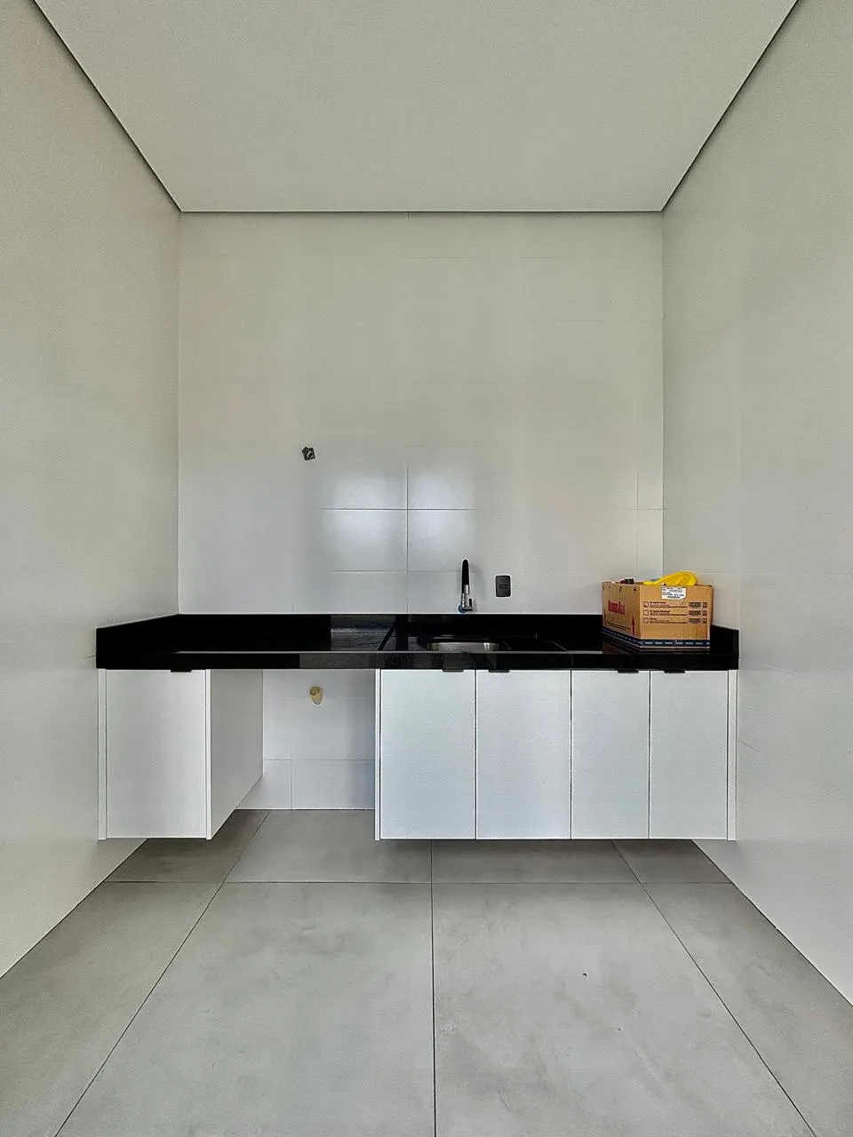 Casa Mobiliada à Venda com 3 suítes, escritório e área gourmet com piscina, 239m² em um terreno de 450m² no Alphaville Nova Esplanada 4 em Votorantim/SP