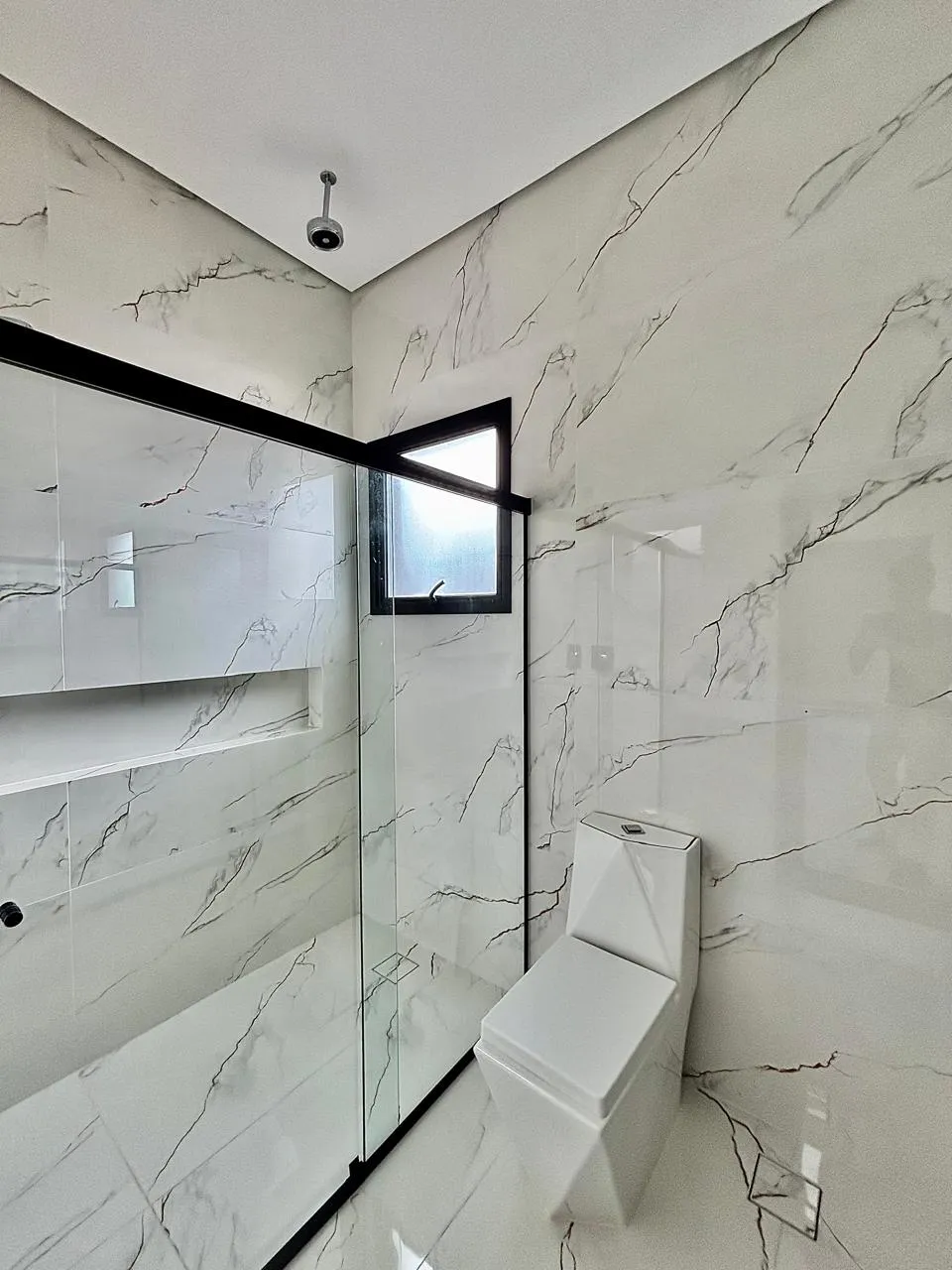 Casa Mobiliada à Venda com 3 suítes, escritório e área gourmet com piscina, 239m² em um terreno de 450m² no Alphaville Nova Esplanada 4 em Votorantim/SP