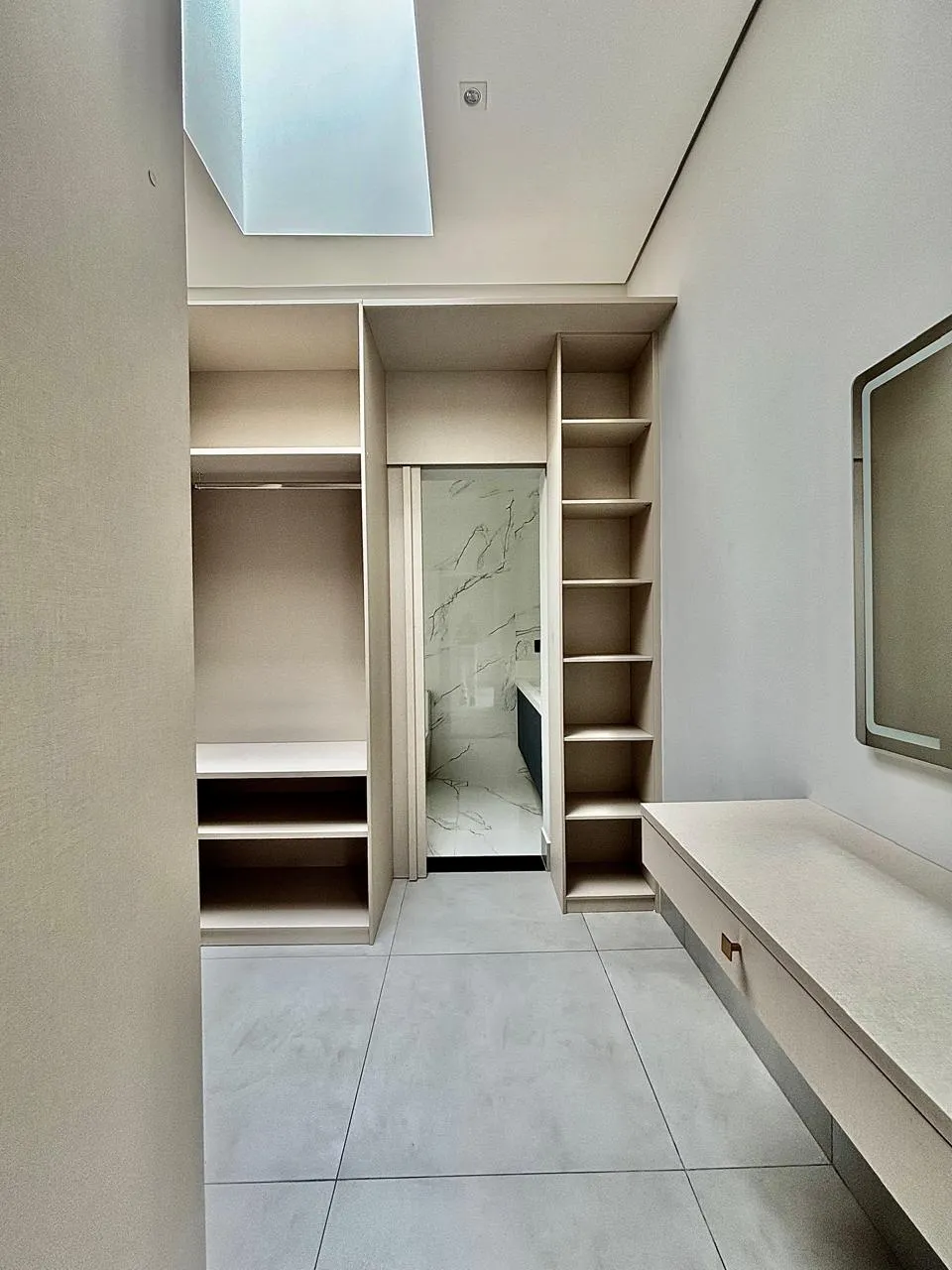 Casa Mobiliada à Venda com 3 suítes, escritório e área gourmet com piscina, 239m² em um terreno de 450m² no Alphaville Nova Esplanada 4 em Votorantim/SP