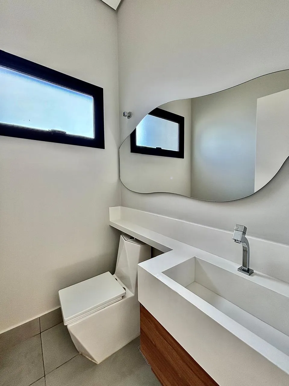 Casa Mobiliada à Venda com 3 suítes, escritório e área gourmet com piscina, 239m² em um terreno de 450m² no Alphaville Nova Esplanada 4 em Votorantim/SP