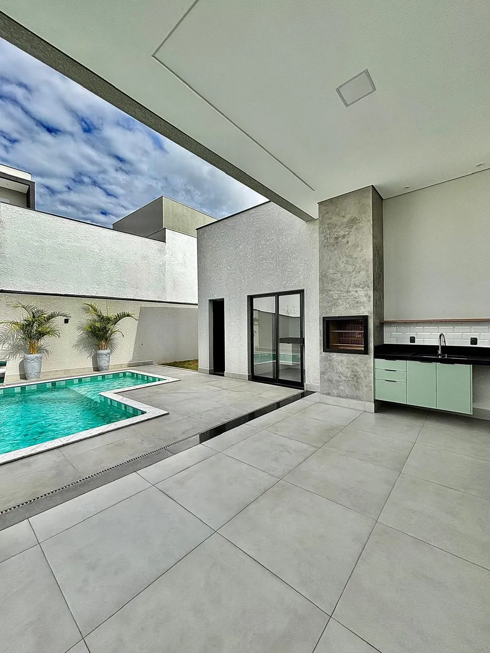 Casa Mobiliada à Venda com 3 suítes, escritório e área gourmet com piscina, 239m² em um terreno de 450m² no Alphaville Nova Esplanada 4 em Votorantim/SP