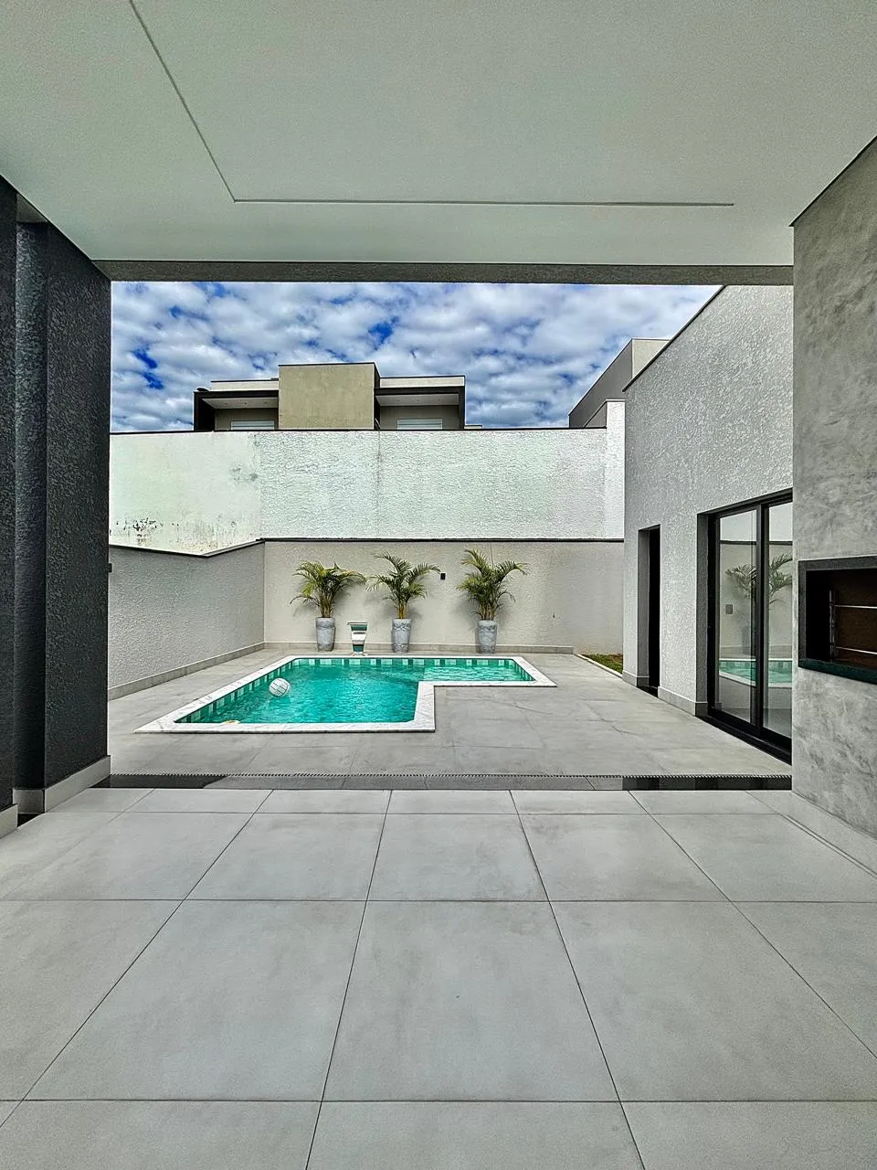 Casa Mobiliada à Venda com 3 suítes, escritório e área gourmet com piscina, 239m² em um terreno de 450m² no Alphaville Nova Esplanada 4 em Votorantim/SP