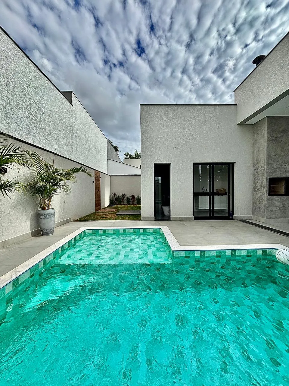 Casa Mobiliada à Venda com 3 suítes, escritório e área gourmet com piscina, 239m² em um terreno de 450m² no Alphaville Nova Esplanada 4 em Votorantim/SP