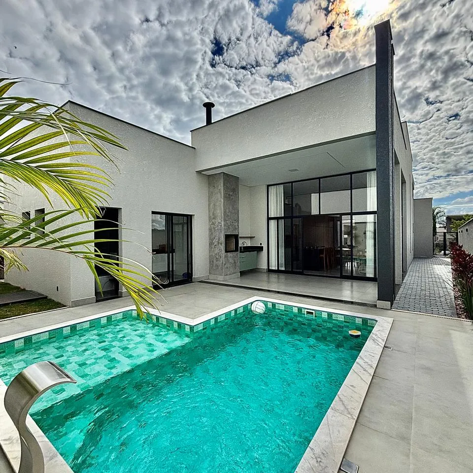 Casa Mobiliada à Venda com 3 suítes, escritório e área gourmet com piscina, 239m² em um terreno de 450m² no Alphaville Nova Esplanada 4 em Votorantim/SP