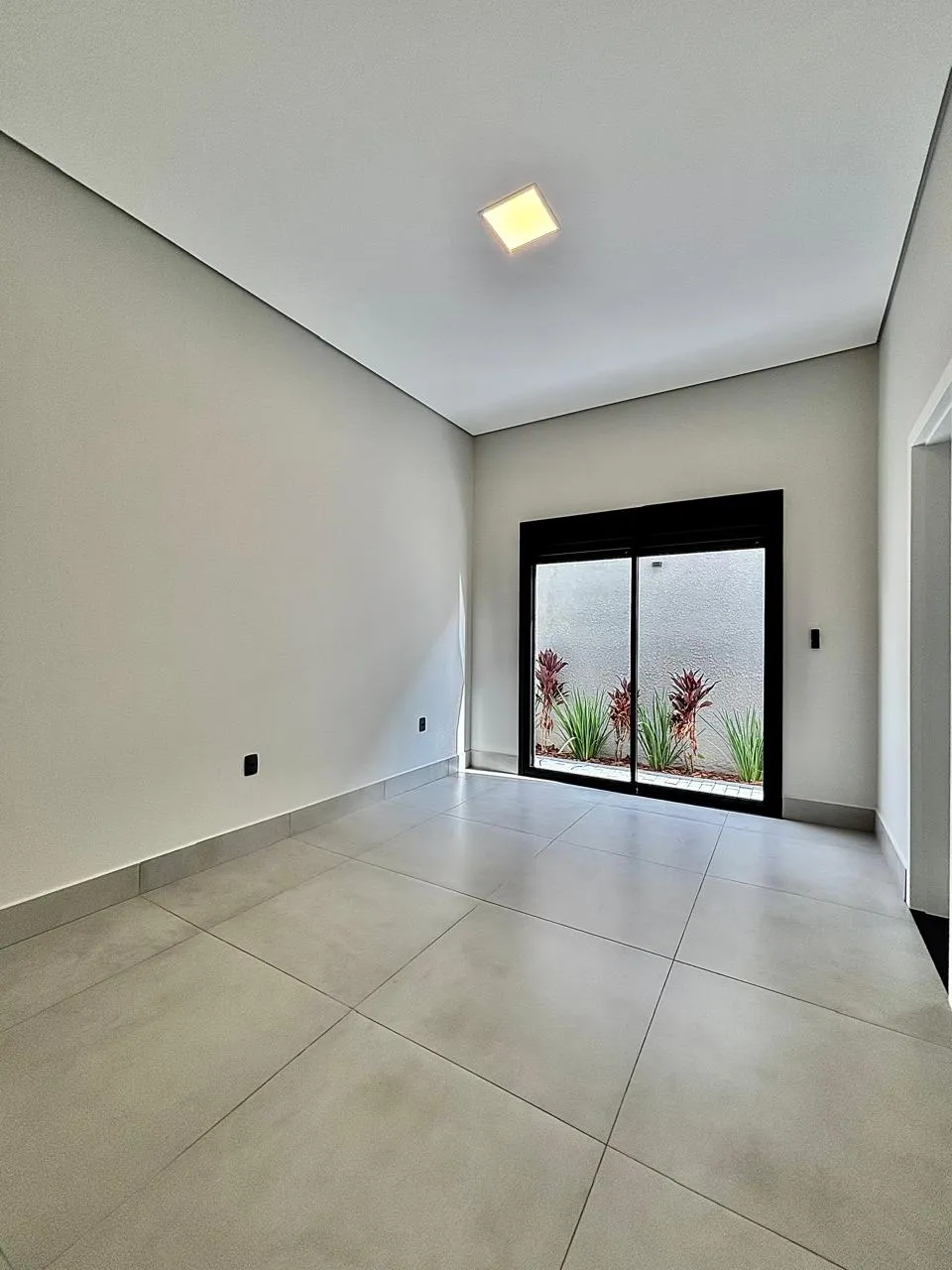Casa Mobiliada à Venda com 3 suítes, escritório e área gourmet com piscina, 239m² em um terreno de 450m² no Alphaville Nova Esplanada 4 em Votorantim/SP