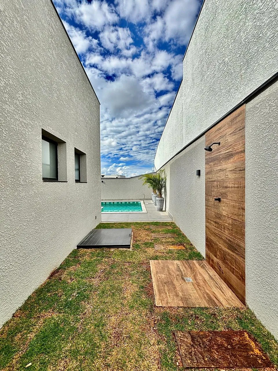 Casa Mobiliada à Venda com 3 suítes, escritório e área gourmet com piscina, 239m² em um terreno de 450m² no Alphaville Nova Esplanada 4 em Votorantim/SP