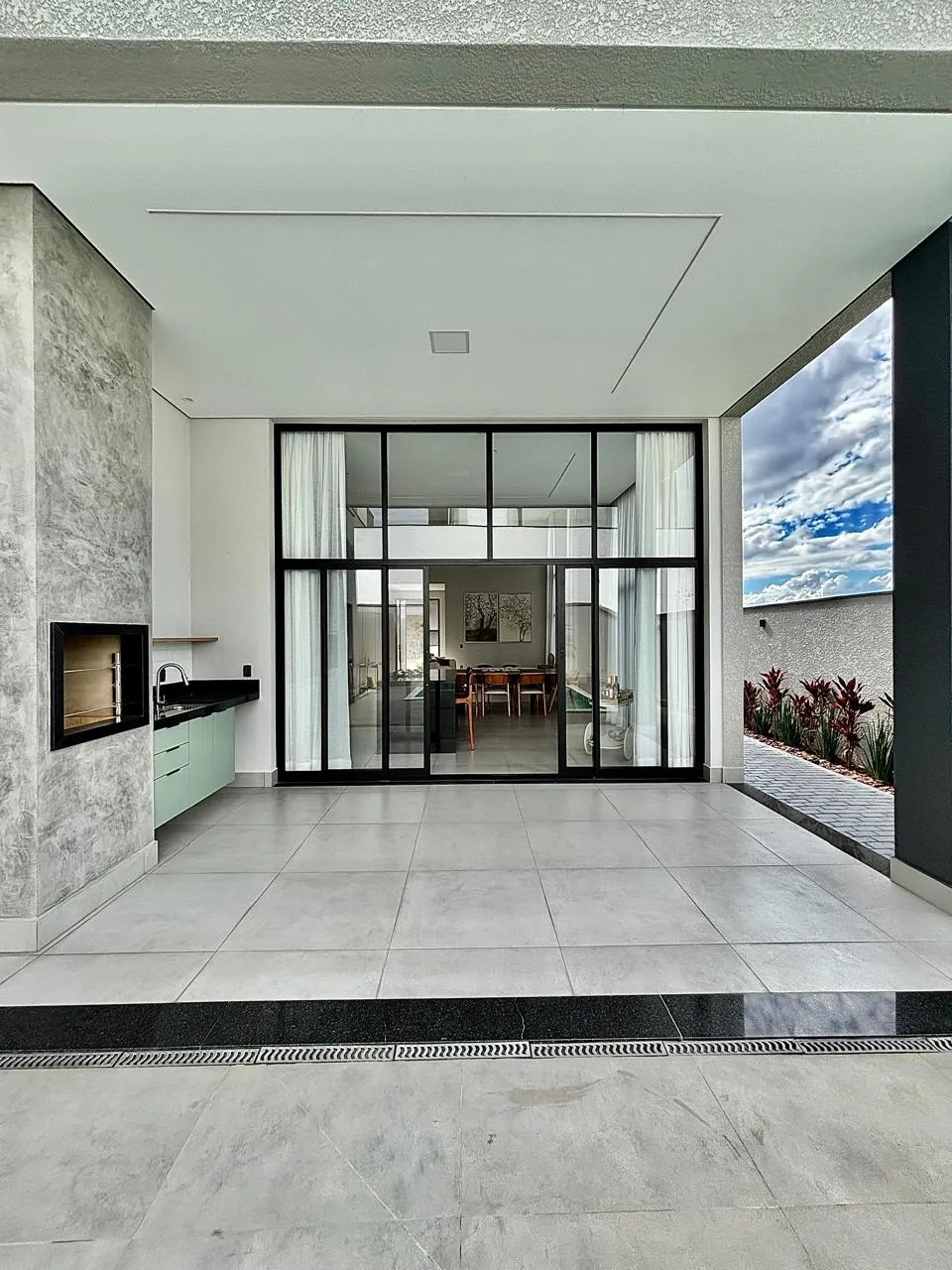 Casa Mobiliada à Venda com 3 suítes, escritório e área gourmet com piscina, 239m² em um terreno de 450m² no Alphaville Nova Esplanada 4 em Votorantim/SP