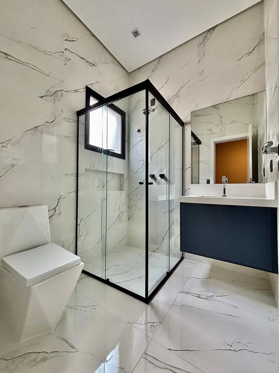 Casa Mobiliada à Venda com 3 suítes, escritório e área gourmet com piscina, 239m² em um terreno de 450m² no Alphaville Nova Esplanada 4 em Votorantim/SP