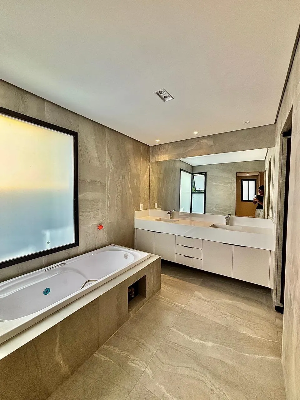 Casa Térrea à Venda com 5 suítes, área gourmet com piscina e amplo gramado, 630m² em um terreno de 1.000m² no Condomínio Fazenda Imperial em Sorocaba/SP