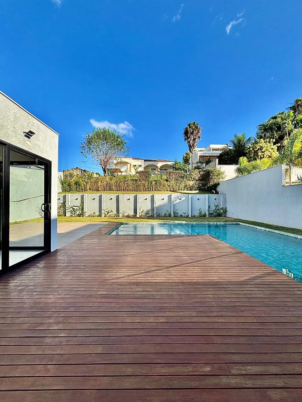 Casa Térrea à Venda com 5 suítes, área gourmet com piscina e amplo gramado, 630m² em um terreno de 1.000m² no Condomínio Fazenda Imperial em Sorocaba/SP
