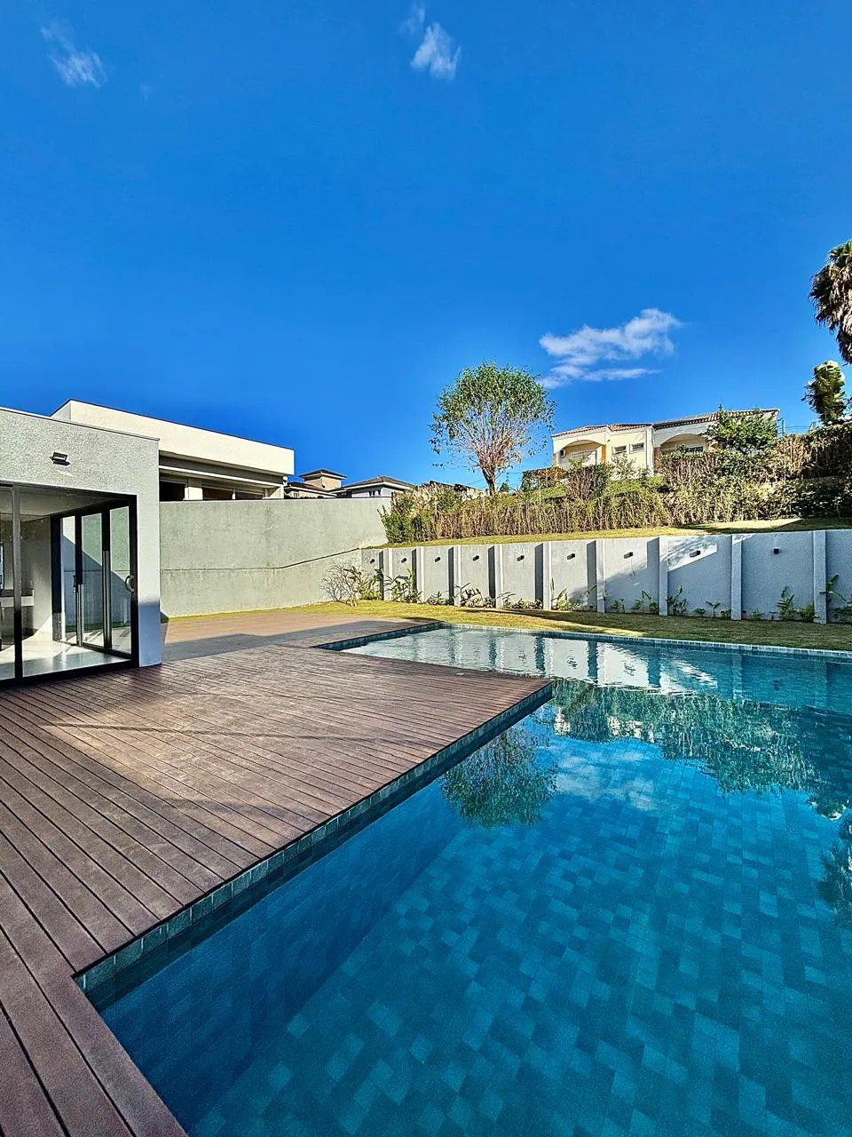 Casa Térrea à Venda com 5 suítes, área gourmet com piscina e amplo gramado, 630m² em um terreno de 1.000m² no Condomínio Fazenda Imperial em Sorocaba/SP